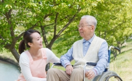 Bảo vệ sức khỏe người cao tuổi ngày hè: Những điều cần biết