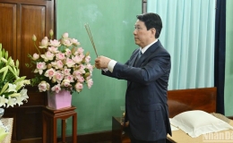 Chủ tịch nước Lương Cường dâng hương và thăm Khu di tích Chủ tịch Hồ Chí Minh