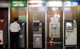 Ngân hàng Nhà nước chỉ đạo tạm dừng tăng phí rút tiền từ ATM