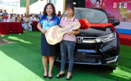 Ngân hàng TMCP Công thương Việt Nam chi nhánh Thái Bình trao giải cho khách hàng trúng thưởng xe ô tô Honda CRV 1.5E