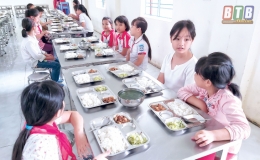 Không tẩy chay thịt lợn trong bữa ăn bán trú