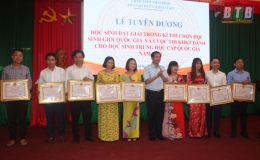Tuyên dương thành tích học sinh giỏi năm học 2018 – 2019