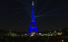 Tháp Eiffel bừng sáng trong lễ kỷ niệm 130 tuổi
