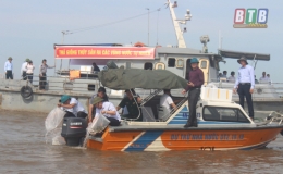 Hơn 300.000 con cá vược và tôm sú giống được thả xuống vùng nước tự nhiên