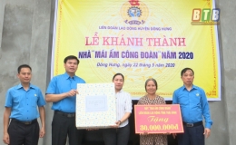 Liên đoàn Lao động huyện Đông Hưng trao 210 suất quà và kinh phí hỗ trợ xây mái ấm công đoàn