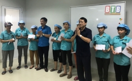 Liên đoàn Lao động huyện Quỳnh Phụ trao 211 suất quà cho công nhân có hoàn cảnh khó khăn