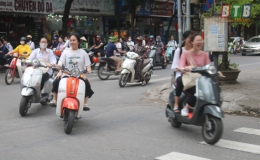 Tái diễn tình trạng học sinh không đội mũ bảo hiểm