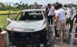 Vũ Thư: Xe ô tô đang chạy bất ngờ bị bốc cháy do rơm cuốn vào bánh xe