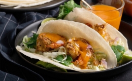 Cách làm bánh taco tôm sốt ớt cay đơn giản