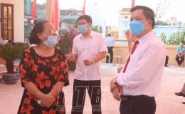 Đồng chí Phó Bí thư Tỉnh ủy, Chủ tịch UBND tỉnh, Chủ tịch Ủy ban bầu cử tỉnh dự khai mạc bầu cử tại khu vực bỏ phiếu số 2, phường Trần Lãm, thành phố Thái Bình