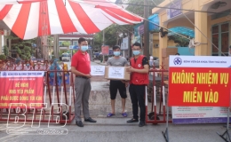 Hội Chữ thập đỏ huyện Vũ Thư: Trao tặng khẩu trang kháng khuẩn và kinh phí hỗ trợ Bệnh viện Đa khoa tỉnh