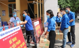 Trao tặng 20 thùng nước súc miệng và nước uống hỗ trợ Bệnh viện Đa khoa tỉnh Thái Bình