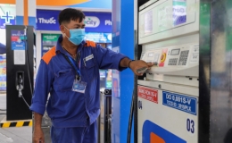 Giá xăng vượt 30.500 đồng một lít