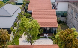 Nhà mái ngói có sân uốn lượn như đường làng