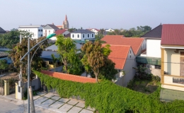 Nhà mái ngói có sân uốn lượn như đường làng