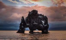 Tảng đá nguyên khối hình tê giác trên biển