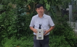 Thầy giáo làm thiết bị điểm danh trong trường học