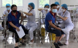 Tiêm mũi 4 vắc-xin phòng Covid-19 cho cán bộ, công nhân lao động tại doanh nghiệp