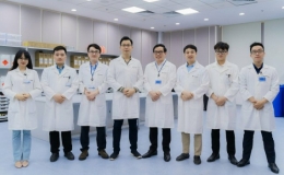 Bác sĩ nghiên cứu 'kính ngắm' hỗ trợ thay khớp gối giá bằng 1/10 nhập ngoại