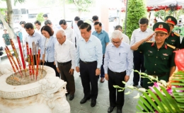 Đồng chí Nguyễn Trọng Nghĩa dâng hương tại Bia tưởng niệm Liệt sĩ và Khu lưu niệm Cụ Nguyễn Sinh Sắc