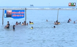 Hàng nghìn du khách về cồn Đen trong ngày đầu tiên diễn ra tuần du lịch biển và khinh khí cầu