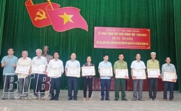 Kiến Xương trao tặng Huy hiệu Đảng đợt 19/5 cho 212 đảng viên