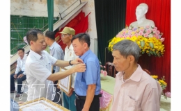 Quỳnh Phụ: Trao 222 Huy hiệu Đảng đợt 19/5 cho đảng viên