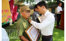 Tiền Hải: Trên 200 đảng viên được trao tặng Huy hiệu Đảng đợt 19/5