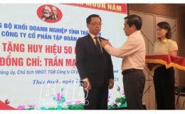 Trao Huy hiệu Đảng cho các đảng viên thuộc Đảng bộ Công ty Cổ phần Tập đoàn ThaiBinh Seed