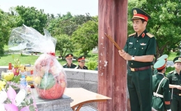 Đại tướng Phan Văn Giang tri ân các Anh hùng liệt sĩ tại tỉnh Quảng Trị