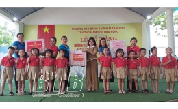 Liên đoàn Lao động tỉnh: Thăm, tặng quà các cháu thiếu nhi
