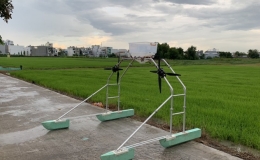 Phó giáo sư Việt làm máy tự động gieo hạt, bón phân cho lúa