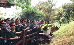 Quảng Bình: Hàng nghìn người dân viếng mộ tri ân Đại tướng Võ Nguyên Giáp