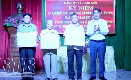 Quỳnh Phụ: Trao 242 Huy hiệu Đảng đợt 19/5