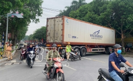Thành phố Thái Bình: Xe container tự gây tai nạn, làm ách tắc đường Quang Trung