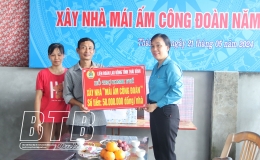 Trao kinh phí hỗ trợ xây nhà mái ấm công đoàn
