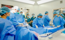Bác sĩ vỡ òa khi cứu tim thai thành công cho sản phụ Singapore