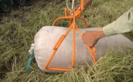 'Cánh tay' nâng bao lúa thay sức người