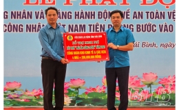 Công đoàn Khu kinh tế và các khu công nghiệp tỉnh trao 300 suất quà cho công nhân vượt khó