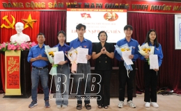 Đảng bộ Trường THPT Nguyễn Trãi: Kết nạp Đảng cho học sinh ưu tú
