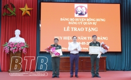 Đông Hưng: Trao huy hiệu Đảng đợt 19/5