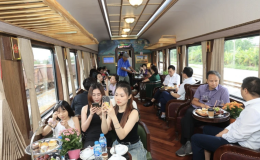 Đường sắt chính thức chạy đoàn tàu Hoa Phượng đỏ, có toa xe hạng sang