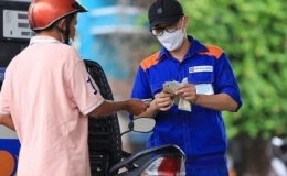 Giá xăng giảm, dầu tăng