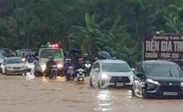 Giao thông tê liệt, sạt lở rình rập sau mưa lớn ở các tỉnh miền núi phía Bắc