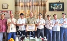 Hưng Hà: 328 đảng viên được trao Huy hiệu Đảng đợt 19/5
