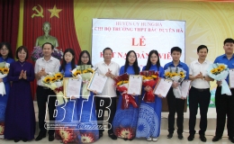 Hưng Hà: Kết nạp 25 đảng viên mới là học sinh THPT