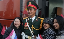 Người Việt Nam tại Nga nồng nhiệt chào đón các quân nhân Việt Nam hợp luyện duyệt binh trên Quảng trường Đỏ