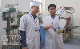 Những thầy thuốc khoác hai màu áo