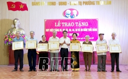 Phường Trần Lãm: 47 đảng viên được trao tặng, truy tặng Huy hiệu Đảng