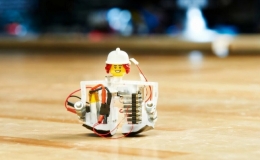 Robot tự hành hai chân nhỏ nhất thế giới